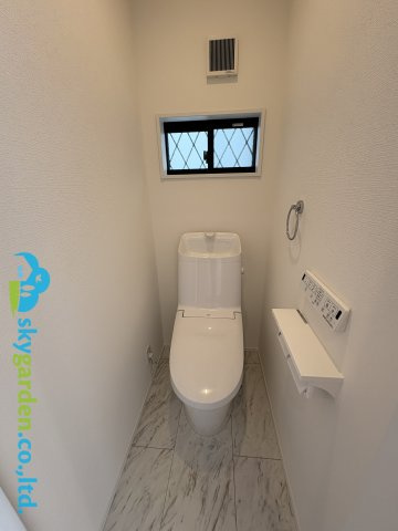 落ち着いた色調のトイレです