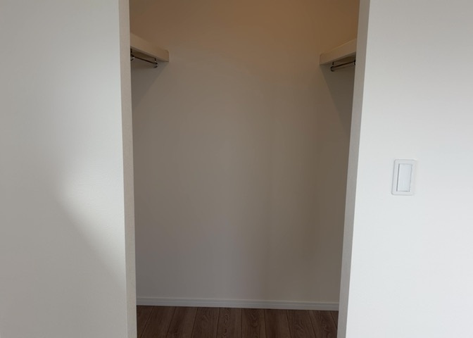 デザイン性を重視しすぎて収納が少なかった！なんてことにならないため、事前に現地で収納の数を確認しておくことをお勧めします。クローゼット以外にも床下収納や屋根裏収納、パントリーなどもチェックしましょう。