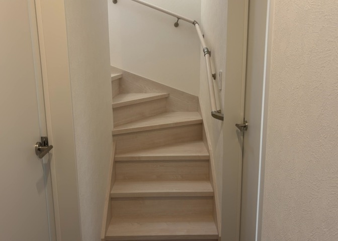 建物の上下階の通路である階段は、その位置によって動線や室内の印象が大きく左右されます。手摺にも重要な役割があり、転倒の防止・歩行や動作を円滑にして日常生活を支えることを主な目的として設置されています。