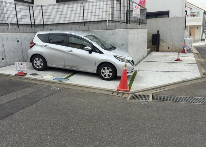 駐車場と明記されていても、最小スペースでつくられた駐車場だと大型車は駐車できなかったり、出入りしにくくなったりする可能性があります。お車のサイズと購入したい物件の駐車場のサイズを現地で確認しましょう。