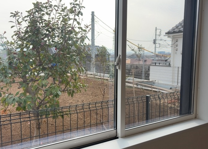 サッシとは、ガラス窓に使用される金属製の窓枠のことです。一般的に住宅建築では、金属製建具工事の段階で備え付けるもので、ガラス類や玄関、バスルームのスチール製のドアなどと同じタイミングで工事を行います。