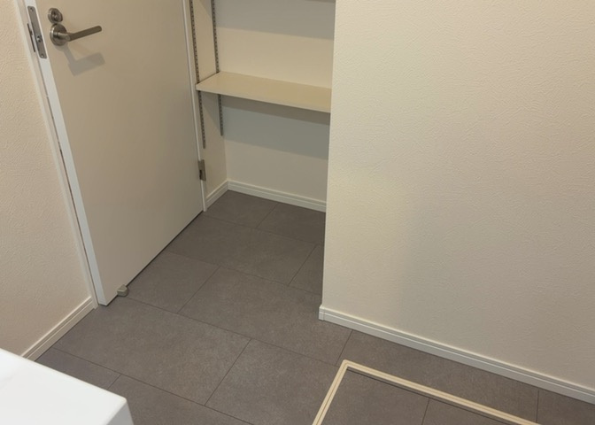 多くの戸建て住宅で見かける洗面脱衣所は、洗面台と洗濯機が2畳ほどのスペースに並べられていて、洗面所が脱衣所を兼ね備えている間取りが一般的です。お客様が利用することもある、パブリックな空間でもあります。