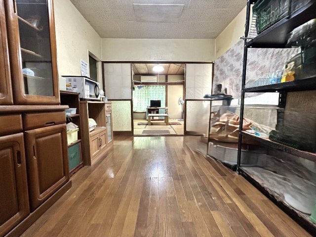 1階6帖洋室はキッチン、浴室と繋がった空間でございます。　是非、現地にて居住イメージを膨らませてください。