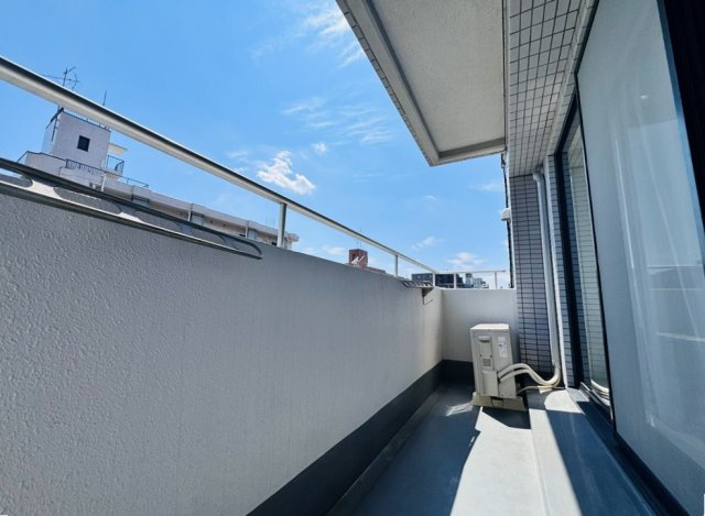 光と風を誘う窓やバルコニーが、快適な住空間を感じさせる。