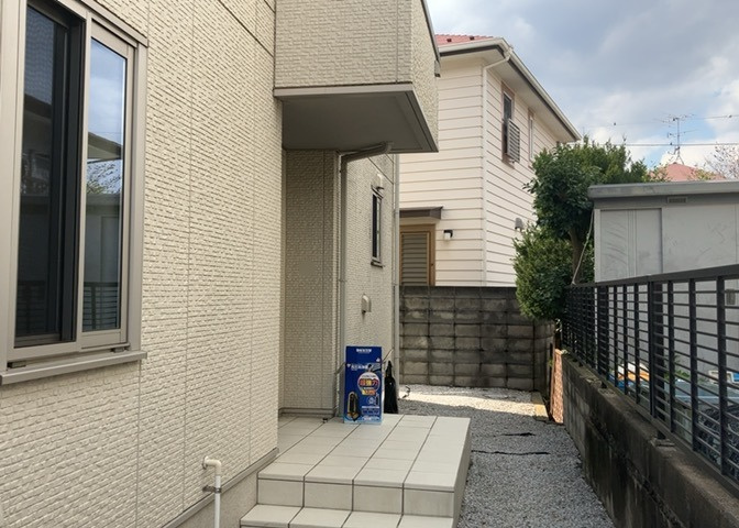 玄関は家の顔でもあり、家族以外の目にも止まる場所です。玄関は外との間を仕切る扉、靴などをしまっておく収納スペース、靴脱ぎのたたきスペース、来客とのやり取りをするドアホンなど複数のアイテムからなります。