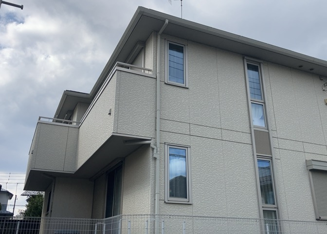 バルコニーは、室外の専用スペースのうち、「屋根がなく開放された空間」であるものを指します。ベランダより広いタイプのものが多く、日当たりもよいため家庭菜園などを楽しみたい人にとって適した環境となります。
