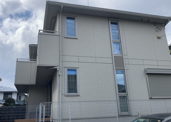 木造住宅とは土台、壁、柱など建築物の強度を支える構造体の材に木が使用されている構造を指します。構造体は建物の自重を支えるだけではなく風圧や水圧、積裁荷重などあらゆる衝撃に耐えるための基礎です。