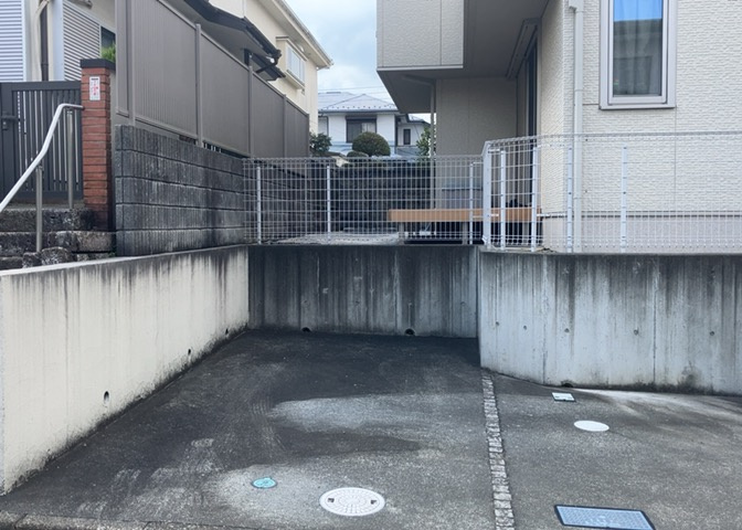 建物の基礎工事の方法は、主流となっているベタ基礎（防湿基礎）と布基礎の2種類に分類され、床下の通気性や耐久性などに違いがあります。建物の基礎部分の構造や付帯設備など詳細については現地でご確認ください。