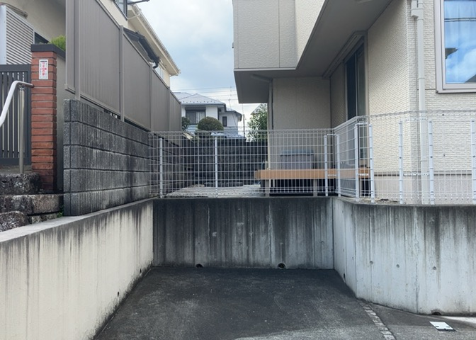 敷地内に散水栓や立水栓があると便利です。水道水を直接利用できるため、水を運ぶ手間を省くことが出来ます。大量の水を必要とする洗車作業や清掃などに役立ちます。その他設備とあわせて、現地でご確認ください。