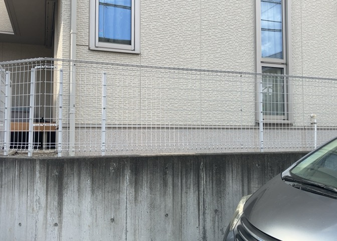 床下換気口は、床下に湿気がこもることを防ぎ、効果的に換気を行うために設置されています。床下換気口が設置されていない建物は、基礎パッキング工法などにより換気を行なっています。詳細は現地でご確認ください。