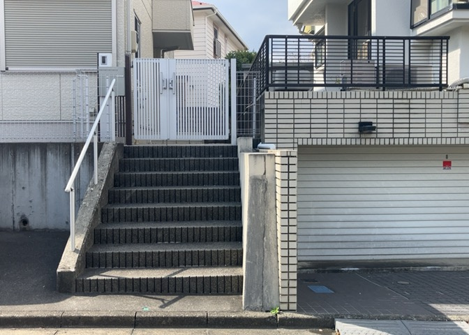 東側道路の場合は居室を南向きに設計しやすいため、朝日が入りやすいというメリットがあります。一方、西側道路も東側同様に居室を南向きに設計しやすいのですが、住宅地だと朝日が入りにくいという弱点があります。