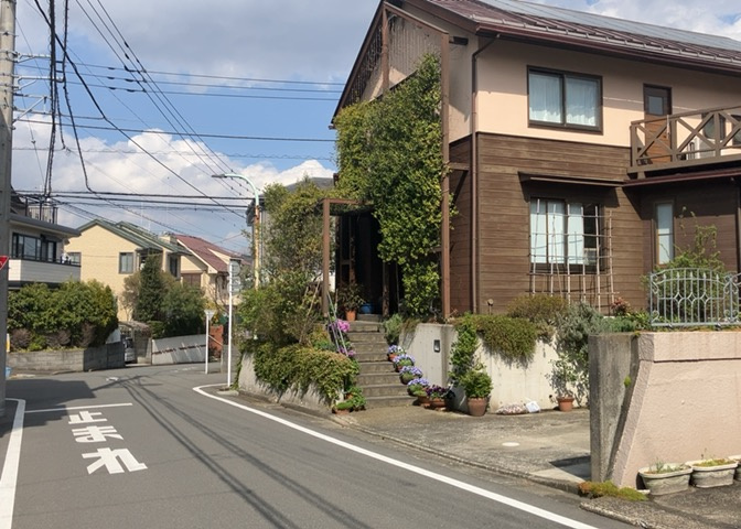 土地の地勢が高台の場合、景色を綺麗にみることができ、景色にこだわってお家探ししている方におすすめです！また平坦地よりも風通しがいいというメリットがあります。デメリットもあるので是非現地でご確認下さい。