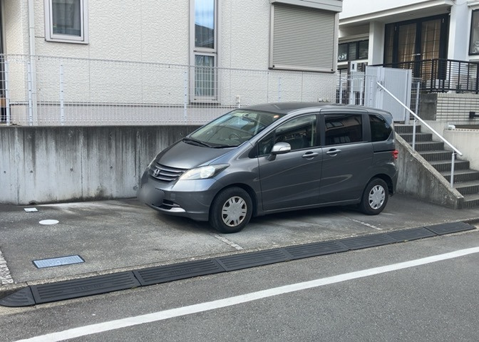 車一台あたりに必要なスペースは、標準サイズの普通自動車で横幅2m50cm、長さ5mは必要になります。ただし、乗降のことも考慮して横幅3m30cm、長さ5m50cmほどは確保できるところを選びましょう。