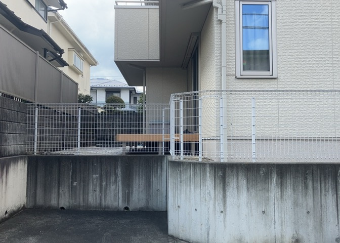 庭のある家に住むことのメリットとして、子どもたちの遊び場を確保できること、ガーデニングや家庭菜園を楽しめること、明るさを確保できることがあります。また、配置を工夫することでプライバシーが確保できます。