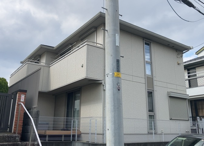 バルコニーは、建物内から室外へ楽に出入りできる便利なスペースです。また、バルコニーには手すりを付けることが義務付けられており、手すりの高さは110cm以上で施工することが建築基準法で定められています。