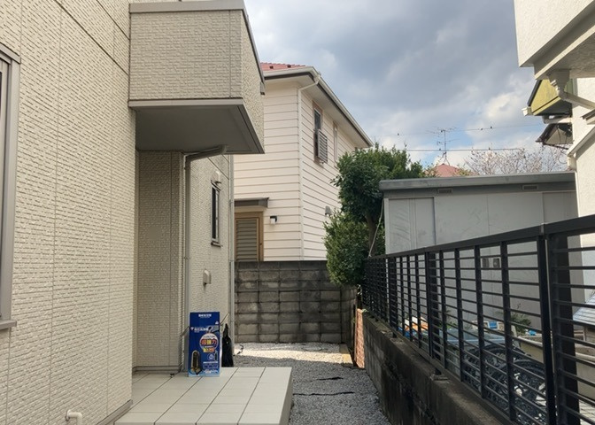 玄関は家の顔と言っても過言ではありません。現地を見学する際は玄関の広さや全体のバランスなどを見てみるといいでしょう。一般的なアプローチのしやすさだけではなく、お年寄りにも優しい設計のものだと安心です。