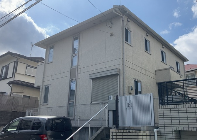 住宅用の土地では前面道路に2m以上接していなければならないと法律で定められています。しかし、お持ちの車のサイズやライフスタイルなどにより、2mでは利便が悪い場合もございますので、事前に確認しましょう。