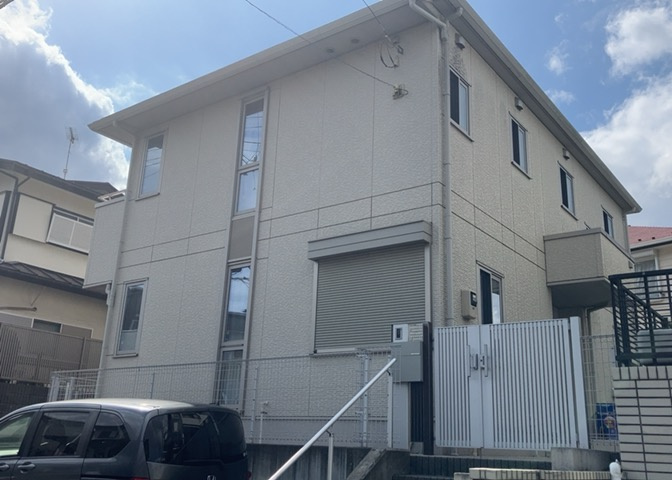 道幅が広い場所は日当たりや風通が良好です。幅が広いのですれ違いも可能ですし大きな車でも駐車可能！一方で、大型車が通ることも多くなるため交通量の増加により騒音に繋がります。また土地の値段が高くなります。