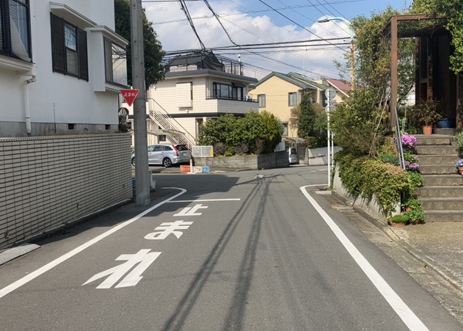 桜や紅葉の名所に出かける人は多いと思いますが、家にいながら季節の移ろいを感じる生活を送りませんか？リビングや窓から見える景色が生活を彩るワンポイントに！現地から見える景色を堪能してみては如何でしょう。