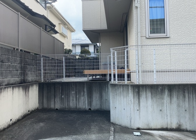 庭があることでガーデニングや家庭菜園はもちろん、こどもの遊び場やペットを放して遊ぶことができます。また、家の周囲に余裕があるということです。隣地との間があれば、十分な日当たりと、風通しが確保できます。