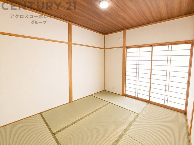 落ち着きある和の趣を感じられる和室。畳の心地よい質感と障子から差し込むやわらかな光が魅力です。客間やお子様の遊び場、くつろぎのスペースなど多彩に活用できます。
