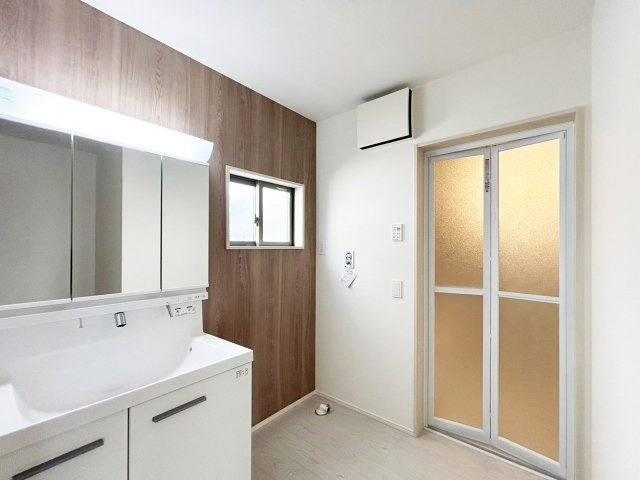 ミラー周りに沢山の工夫。機能性高い三面鏡の洗面台（施工例）　