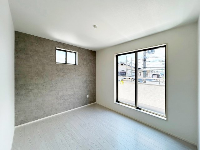 2階8.7帖寝室、バルコニーに面した明るいお部屋です（施工例）　