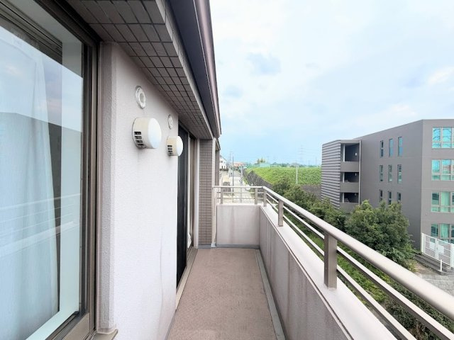 ◆気持ちのいい空が見渡せる広いバルコニー。爽やかな風を感じて、心躍る素敵な暮らしがはじまります。通風・採光にも優れ、心地よい光と風があふれています。　　