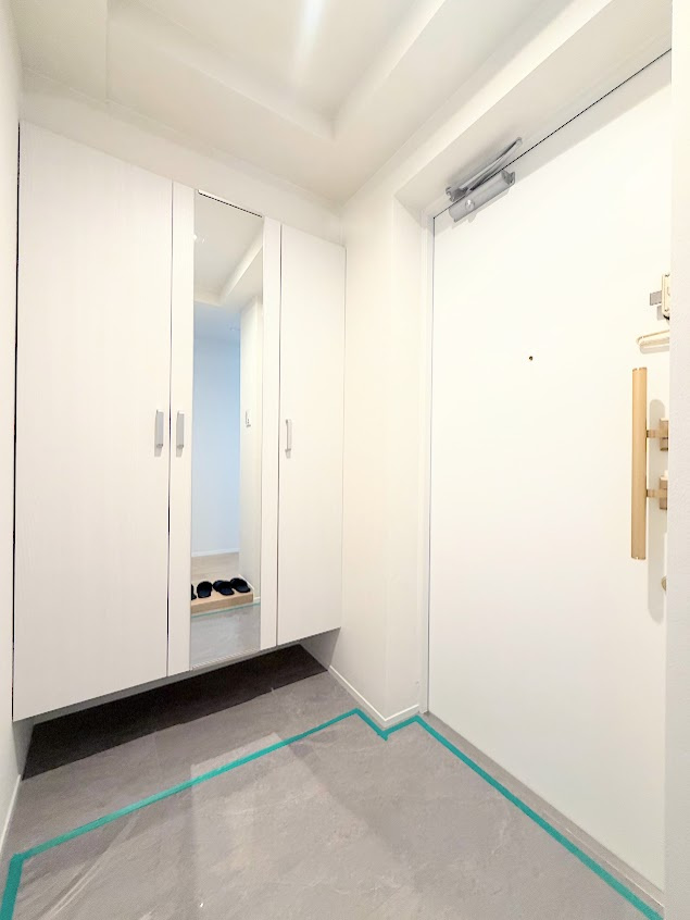 ◆光の渦が溢れた明るい玄関ホール。「おかえり」と「ただいま」が交差するお家の顔とも言える場所は爽やかで心地良い空間となっています。すっきり片付いた玄関で来客時にも自信が持てそう。