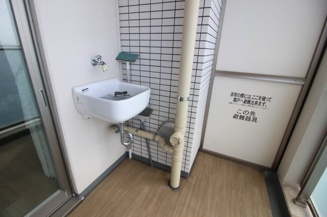 バルコニーにはスロップシンクが付いています。バルコニーでお掃除や、ペットを洗えたりできます。