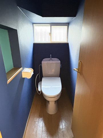 個性的なブル－の壁紙が印象的な、清潔感あふれるトイレです。落ち着いた空間でリラックスできます。