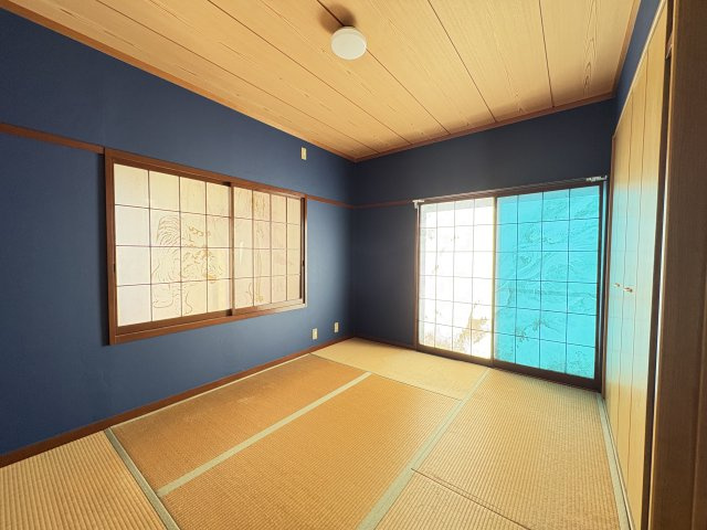 鮮やかなブル－の壁がアクセントとなり、伝統的な和室にモダンな雰囲気をプラスしています。