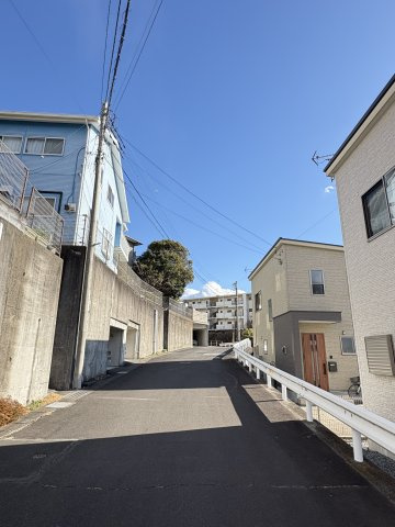 周辺は低層住宅が多く、穏やかでプライベ－トな雰囲気が保たれています。