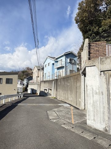 周囲は静かな住宅地で、落ち着いた暮らしができます。