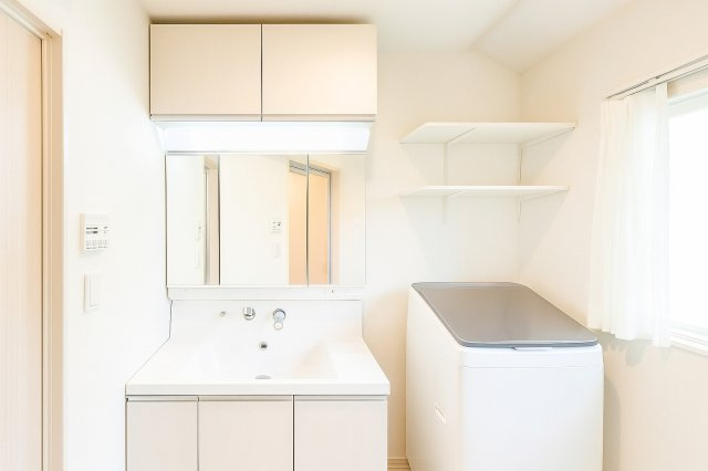 ゆとりの洗面スペースで朝の身支度もスムーズに