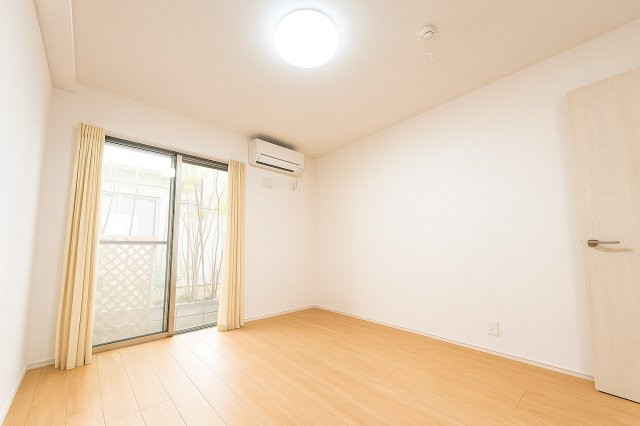 コンパクトで使いやすい洋室です