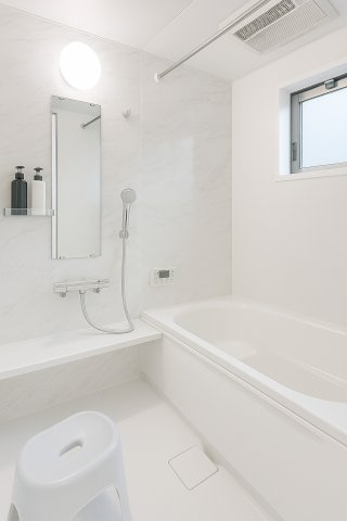 半身浴もゆっくり楽しめる広々浴室