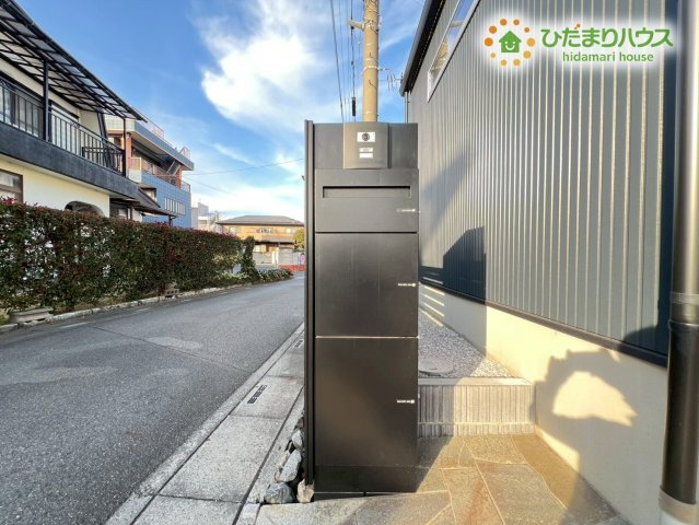 玄関前には大容量の宅配ボックスが設置されており、不在時や手が離せない時でも荷物を着実に受け取れます！再配達の手間が省けるのでネットショッピングを頻繁に利用する方にとっても、非常に利便性の高い設備です♪