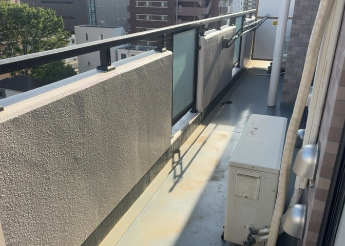 バルコニーは、室外の専用スペースのうち、「屋根がなく開放された空間」であるものを指します。ベランダより広いタイプのものが多く、日当たりもよいため家庭菜園などを楽しみたい人にとって適した環境となります。