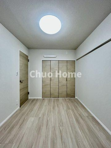【寝室】心と体をゆったりと安らげる主寝室。寝室のゆとりが大きい分だけ、暮らしの安らぎは深まります。一日の疲れを癒すだけでなく、ご夫婦の親密な語らいを紡ぎ出します