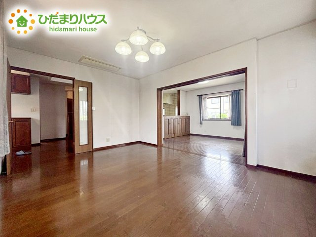 洗練された空間にやわらかい光が差し込み、お気に入りの家具や小物が映えます。