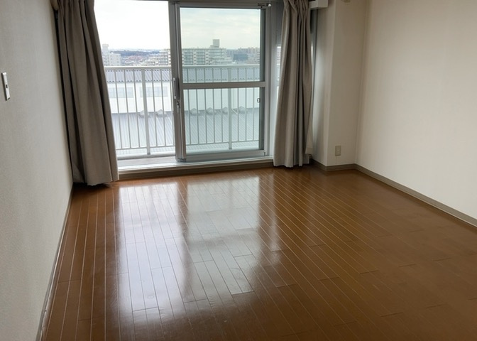 洋室のメリットは重い家具が置きやすく、身の回りが整理しやすいことです。　床がフローリングのため畳とは異なり凹みにくいです。　クローゼットなど収納が豊富で、普段使わない旅行カバンや服の整頓も簡単にです。