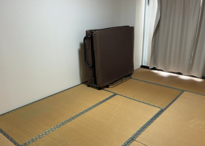 寝室でゆっくりと過ごすためにはベッド周りの適度な空間を担保することや窓の位置、照明の明るさ、寝室の広さなどを考える必要があります。自身や家族の構成とライフスタイルに併せて寝室にする部屋を選びましょう！