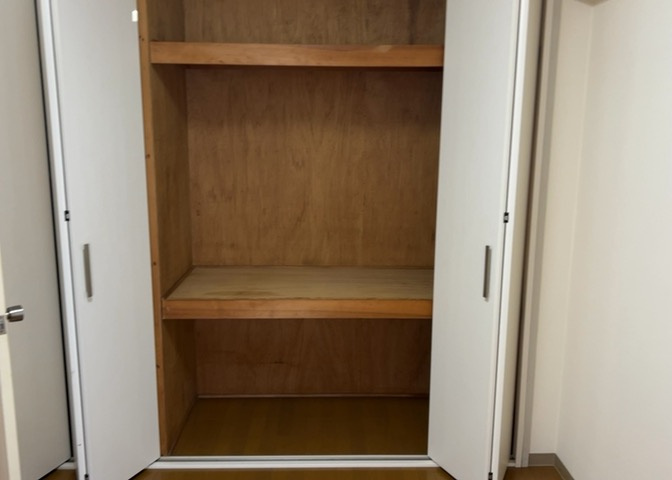 デザイン性を重視しすぎて収納が少なかった！なんてことにならないため、事前に現地で収納の数を確認しておくことをお勧めします。クローゼット以外にも床下収納や屋根裏収納、パントリーなどもチェックしましょう。