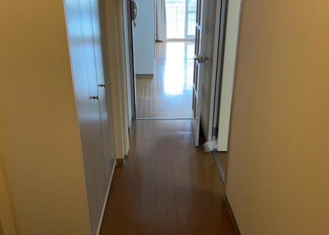 内装はとにかくおしゃれなものがいい！と選ぶ前に、まず住んだ後のことを想像してみましょう。住んでみたらコンセントの位置が悪くて使いにくいなど出てきます。事前にどの家電をどこに置くか想定しておきましょう。