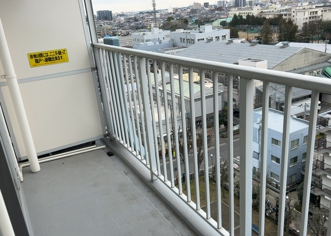 バルコニーは、室外の専用スペースのうち、「屋根がなく開放された空間」であるものを指します。ベランダより広いタイプのものが多く、日当たりもよいため家庭菜園などを楽しみたい人にとって適した環境となります。