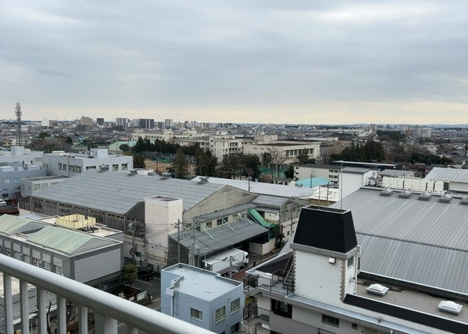 眺望の良さを楽しめるダイニングキッチンで家族団らんの時間を過ごしてはいかがでしょうか。バルコニーから見える景色を家族で眺める時間は、時間が経つのを忘れてしまいそうですね。是非、現地を見に行きましょう！
