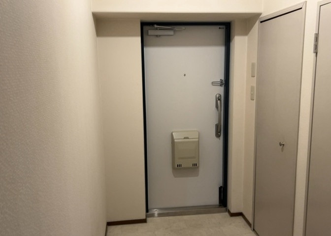 玄関は家の顔でもあり、家族以外の目にも止まる場所です。玄関は外との間を仕切る扉、靴などをしまっておく収納スペース、靴脱ぎのたたきスペース、来客とのやり取りをするドアホンなど複数のアイテムからなります。