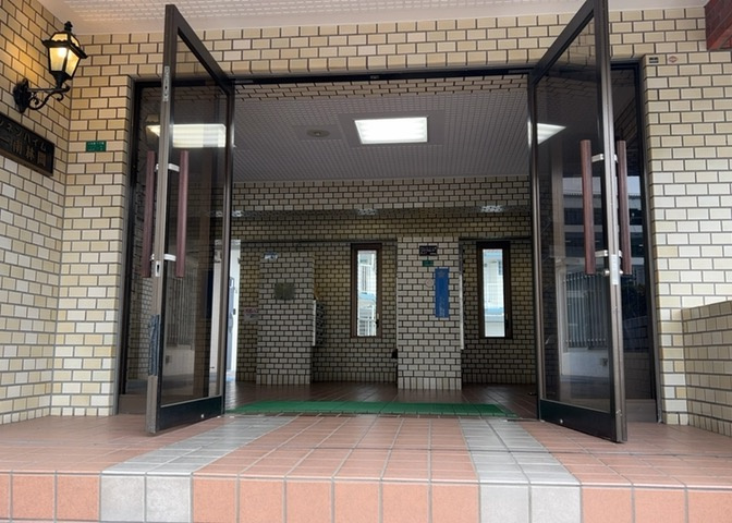 マンションのエントランスには、もともと風よけや防犯の役割がありますが、マンションによって宅配ボックスなどの設備が備わっている所もあります。日々の生活をイメージしながら生活しやすさをチェックしましょう。