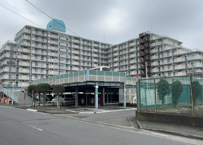 外観はマンション管理がされているかの目安になります。築年数が古いと、壁面は劣化してひび割れが生じることも！建物が古びていても細かいところが修繕されていると、きちんと管理されているなぁと感じるでしょう。